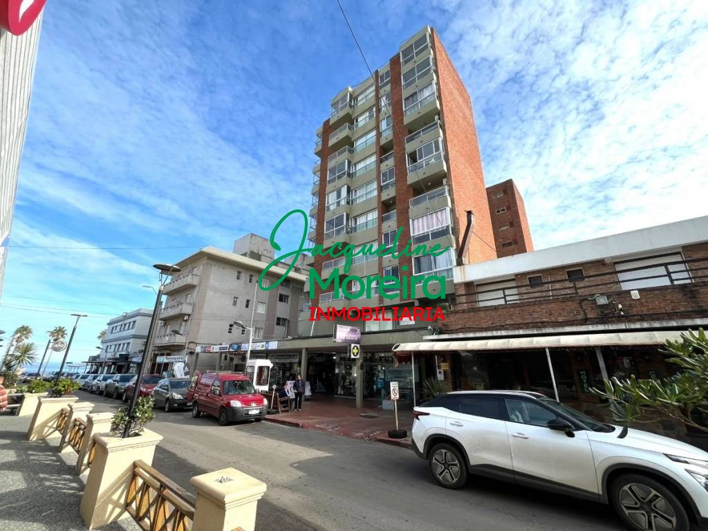 Apartamento Bahiamar, ALQUILER ANUAL con vista al mar frente a la playa CENTRO PIRIAPOLIS - El apto. cuenta con gastos comunes.