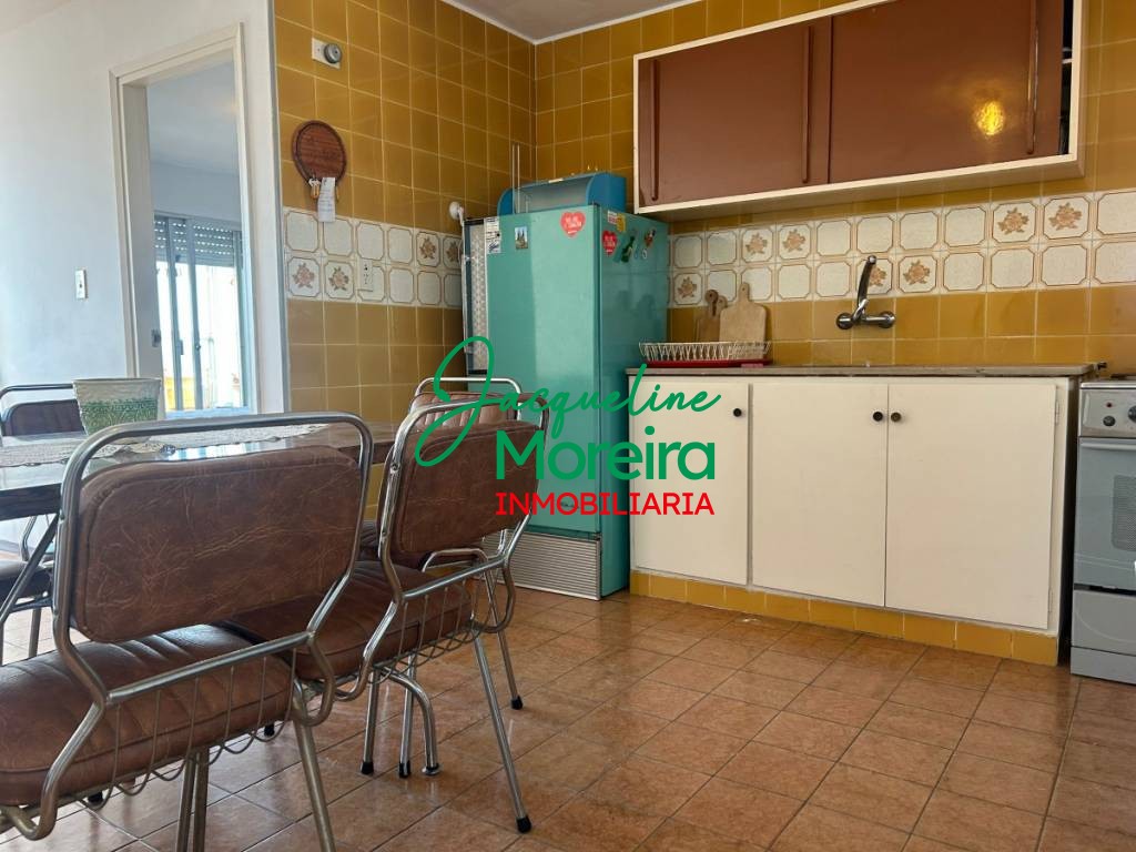 Apartamento Bahiamar, ALQUILER ANUAL con vista al mar frente a la playa CENTRO PIRIAPOLIS - El apto. cuenta con gastos comunes. · Foto 4