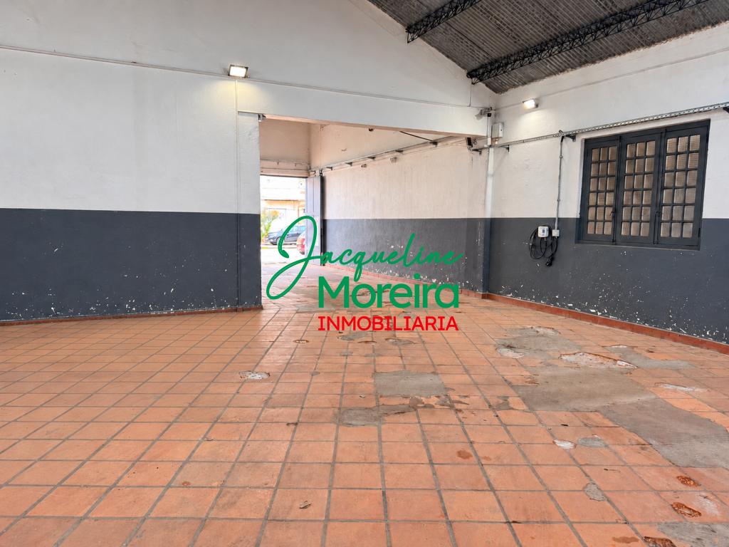Gran local comercial en alquiler en el centro de Piriápolis. Excelente ubicacion y cuenta con entrada para camiones. · Foto 5