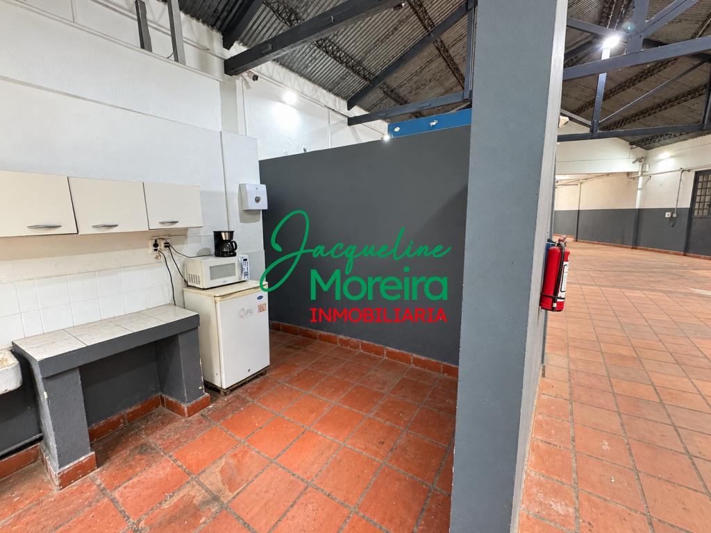 Gran local comercial en alquiler en el centro de Piriápolis. Excelente ubicacion y cuenta con entrada para camiones. · Foto 8