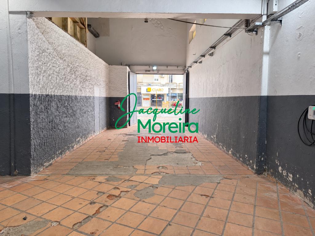 Gran local comercial en alquiler en el centro de Piriápolis. Excelente ubicacion y cuenta con entrada para camiones. · Foto 4