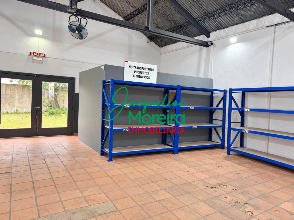 Gran local comercial en alquiler en el centro de Piriápolis. Excelente ubicacion y cuenta con entrada para camiones. · Foto 6