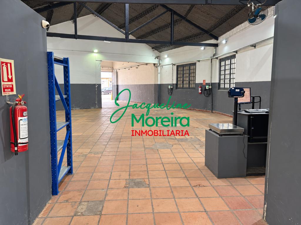 Gran local comercial en alquiler en el centro de Piriápolis. Excelente ubicacion y cuenta con entrada para camiones. · Foto 7