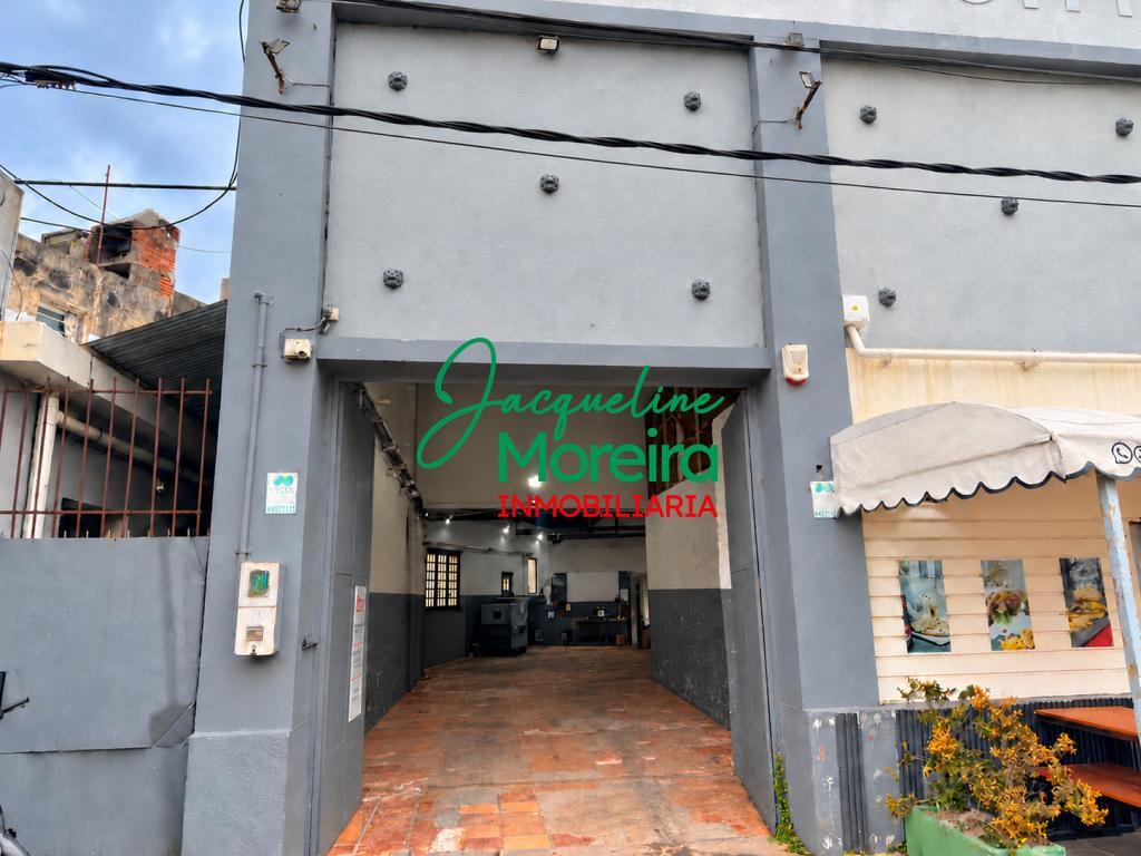 Gran local comercial en alquiler en el centro de Piriápolis. Excelente ubicacion y cuenta con entrada para camiones. · Foto 1