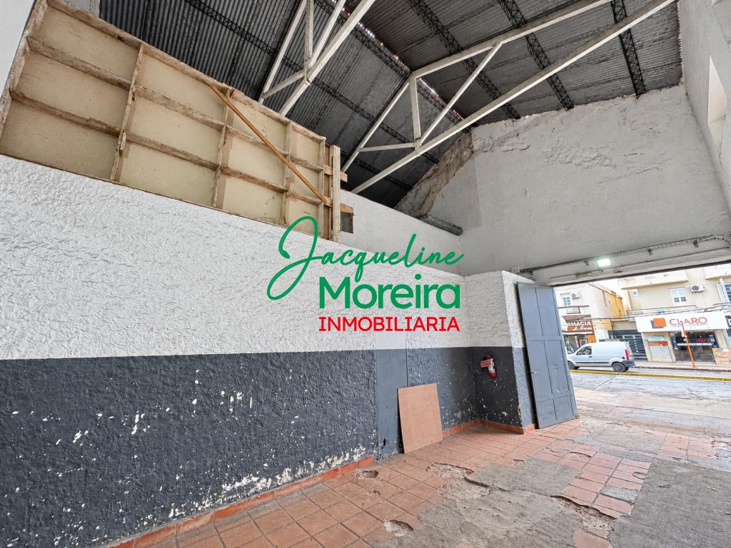 Gran local comercial en alquiler en el centro de Piriápolis. Excelente ubicacion y cuenta con entrada para camiones. · Foto 3