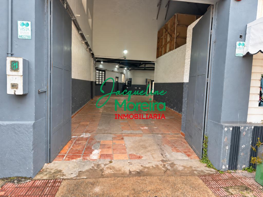 Gran local comercial en alquiler en el centro de Piriápolis. Excelente ubicacion y cuenta con entrada para camiones. · Foto 2