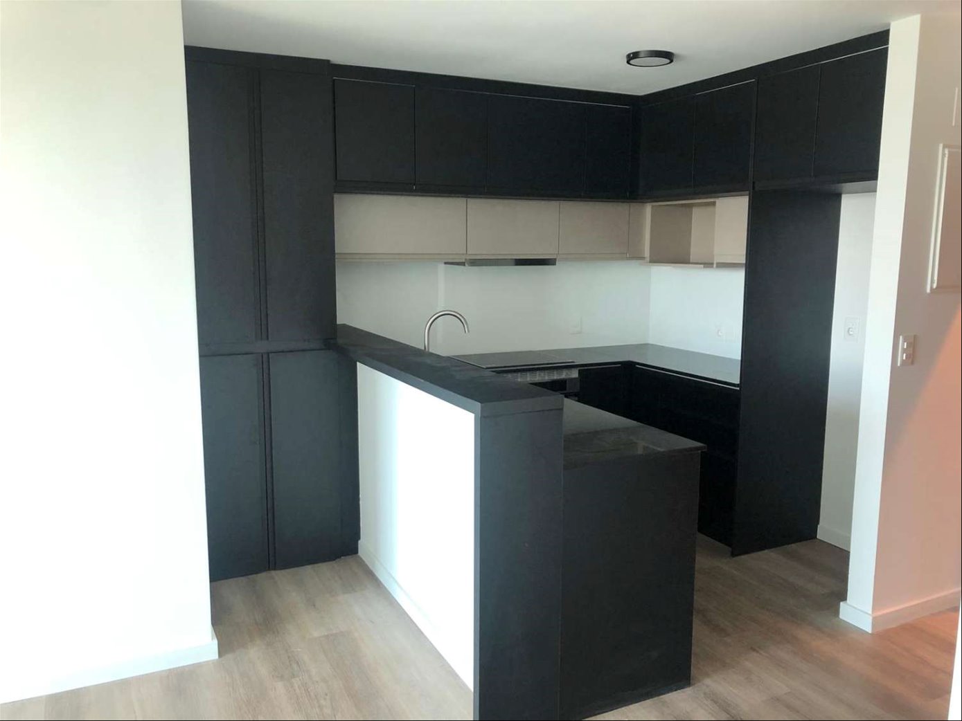 Venta apartamento de dos dormitorios con terraza al frente en Pocitos