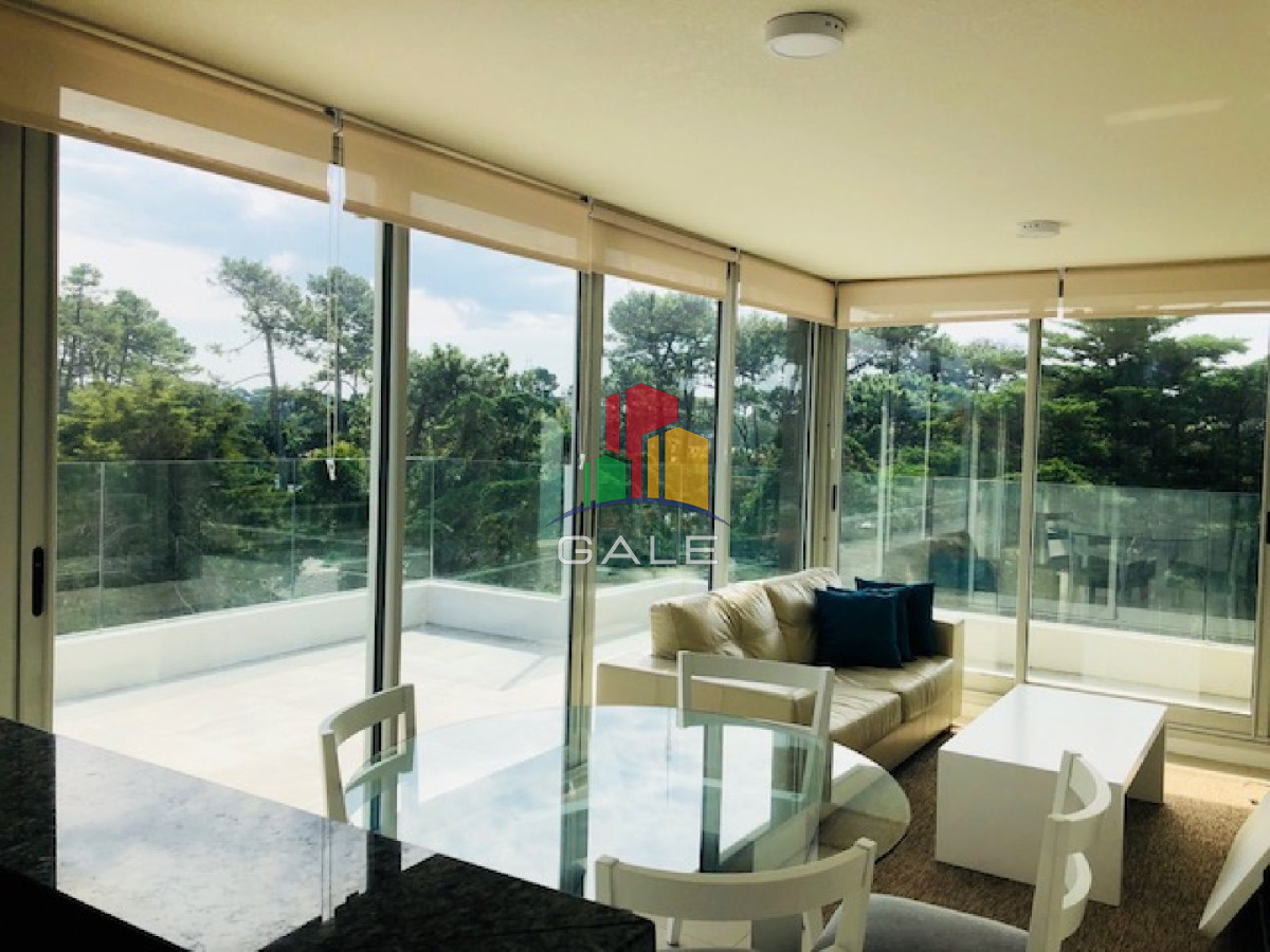 Penthouse - En Alquiler 2 dor, 2 baños, con amplia terraza con vista al bosque.