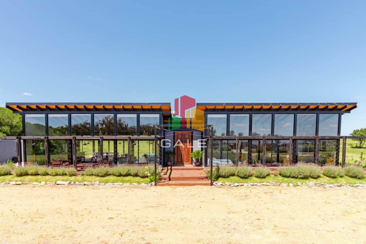 Moderna casa en barrio privado El Quijote en venta