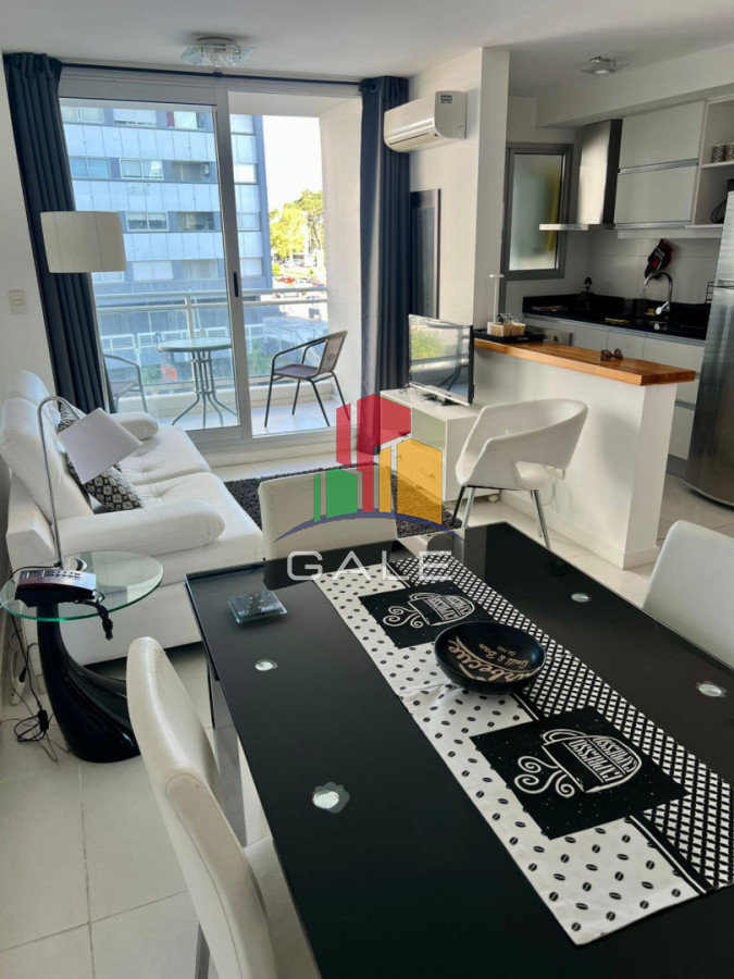 Un dormitorio con excelente ubicación sobre Roosevelt