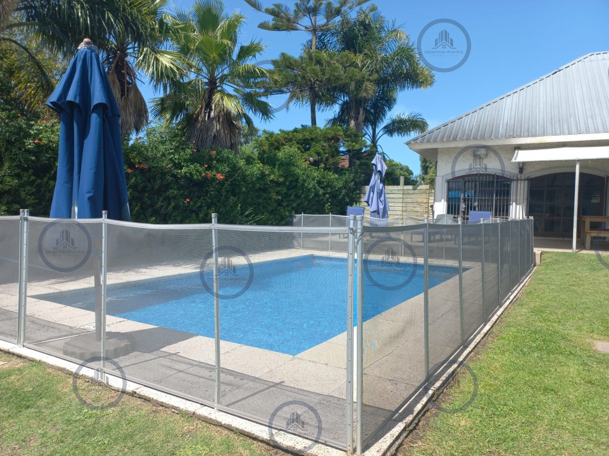 En Venta, Casa de 3 Dormitorios reciclada, Con piscina climatizada Punta del Este