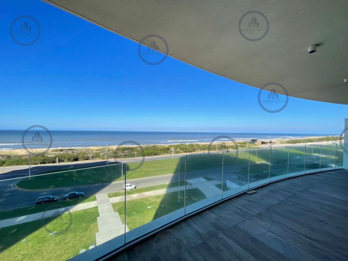 Apartamento en torre Trump, 1 Dormitorio y Medio, Alquiler Anual. Primera Línea Playa Brava
