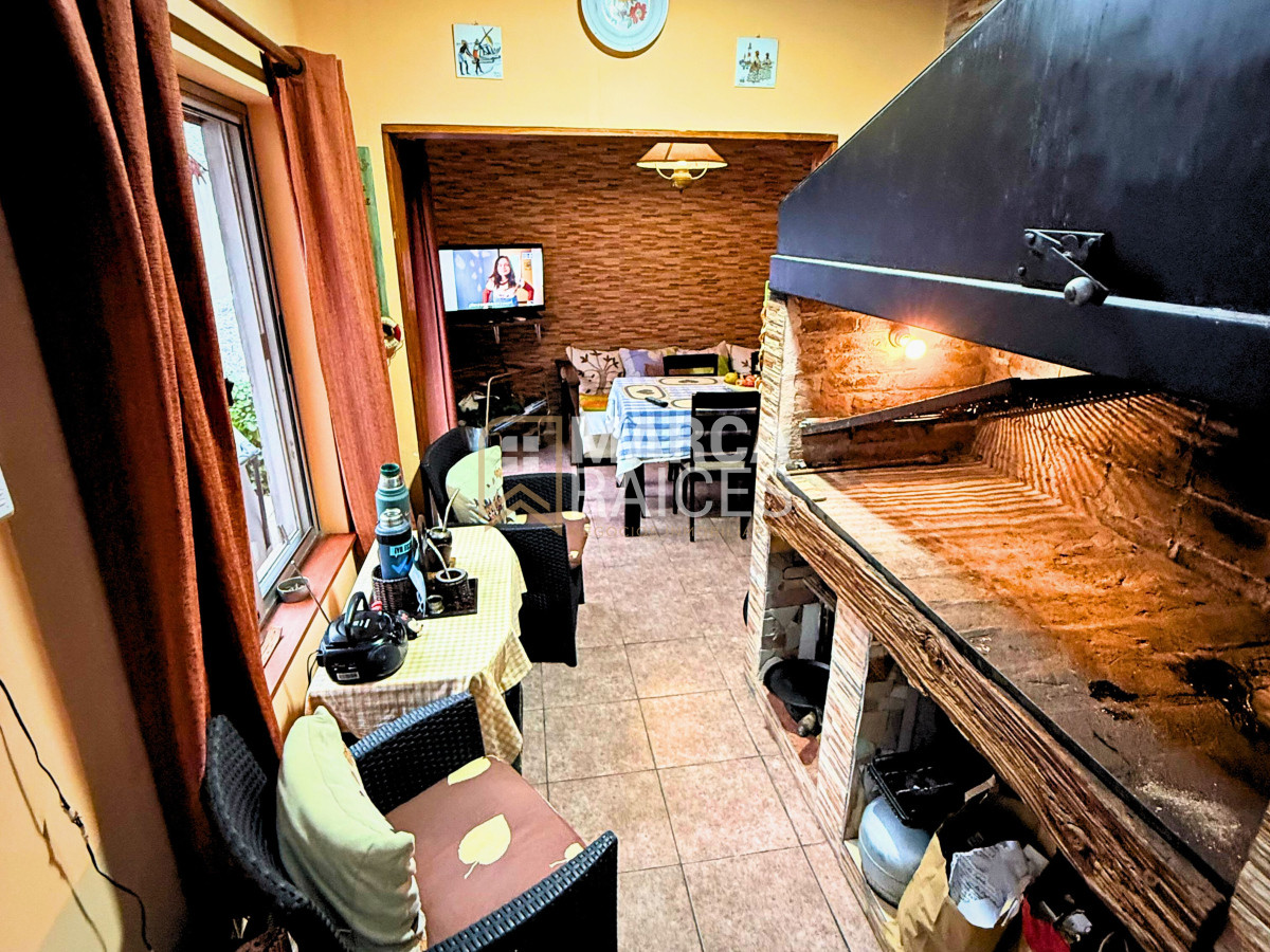 Venta Nuda Propiedad Casa Solida Barbacoa Garage y 2 Apartamentos con Renta en Malvín Norte Montevideo