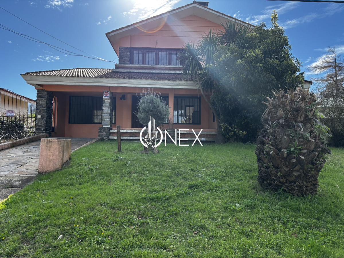 Hermosa Casa de 2 Plantas Las Toscas Sur, 2 cuadras de la Playa ,4 dormitorios, piscina, sotano, apto al fondo