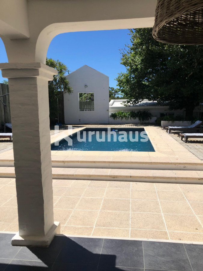 VENTA CASA SEIS DORMITORIOS PISCINA LA BARRA