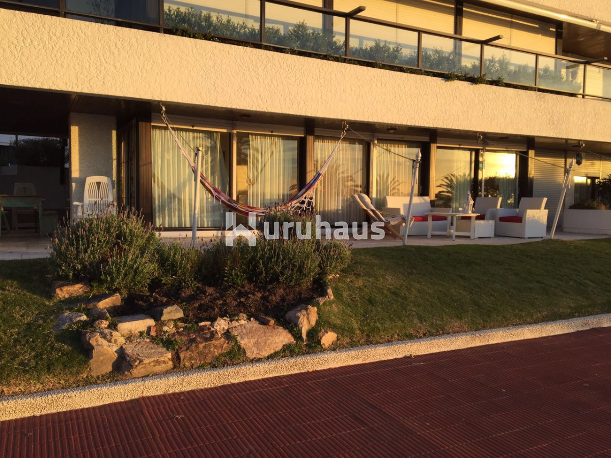 VENTA APARTAMENTO PRIMERA LINEA 3 DORMITORIOS FRENTE AL MAR EN PENINSULA PUNTA DEL ESTE