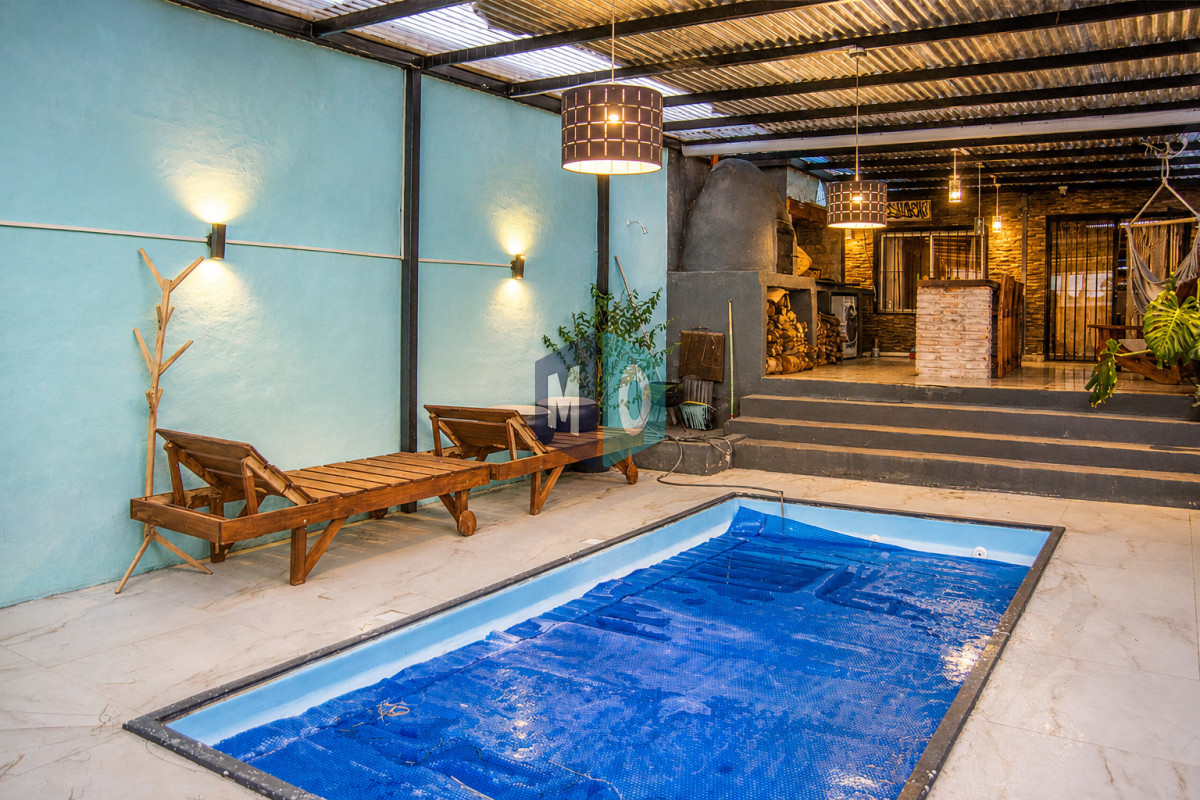 En venta casa de 4 dormitorios en Barrio 4 H en Maldonado, con barbacoa y piscina