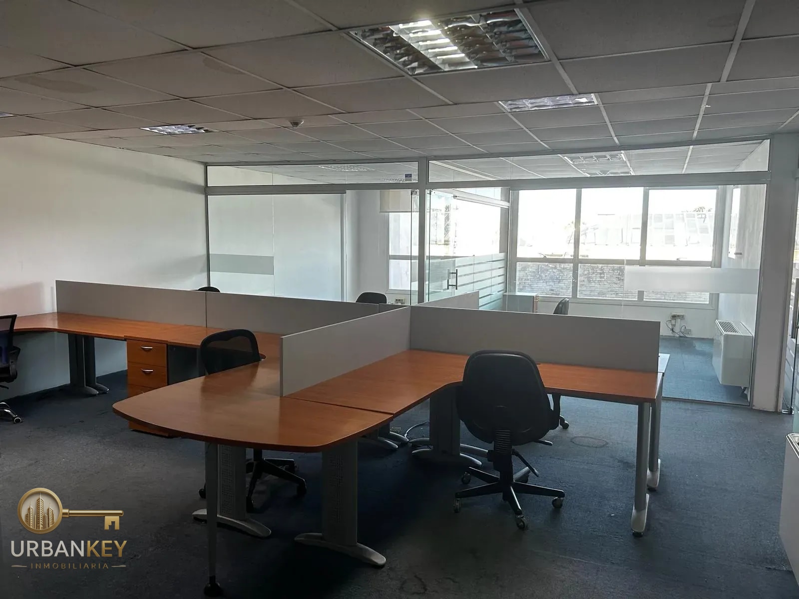 OFICINA AMOEBLADA DE 80 M² CON VISTA AL PUERTO – IMPERIUM BUILDING