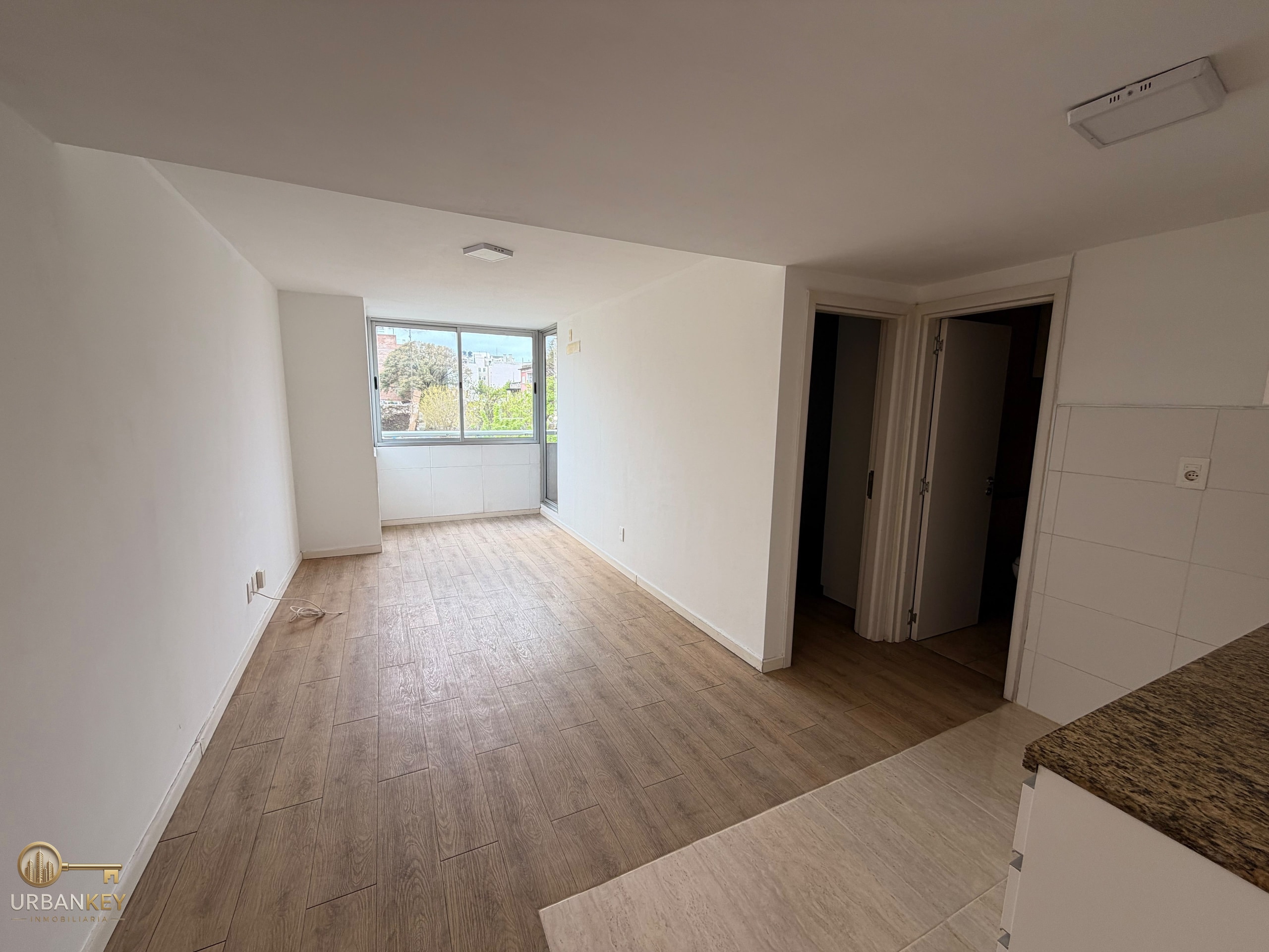 APARTAMENTO DE 1 DORMITORIO CON BALCÓN Y COCHERA EN TRES CRUCES