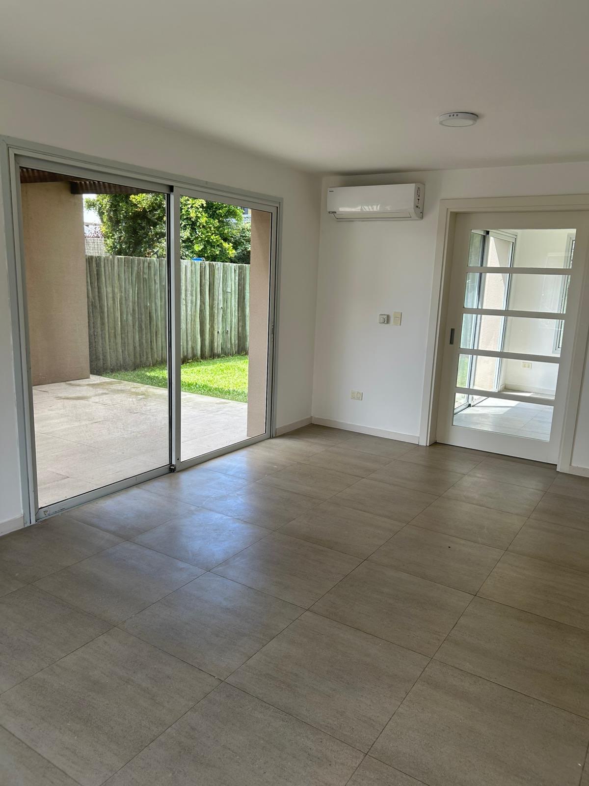 Casa en alquiler 3 dormitorios con piscina en Barrio Olivos Bañados de Carrasco