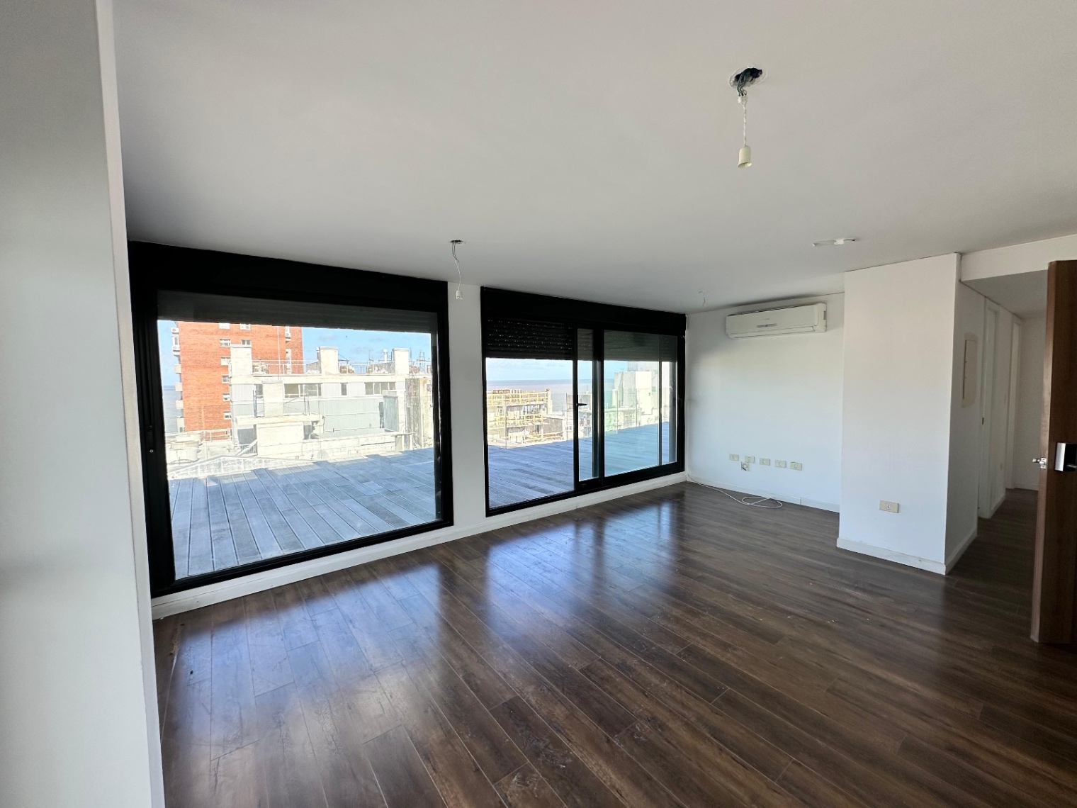 ALQUILER PENTHOUSE DE 2 DORMITORIOS Y GRAN TERRAZA EN CENTRO PROXIMO A RAMBLA