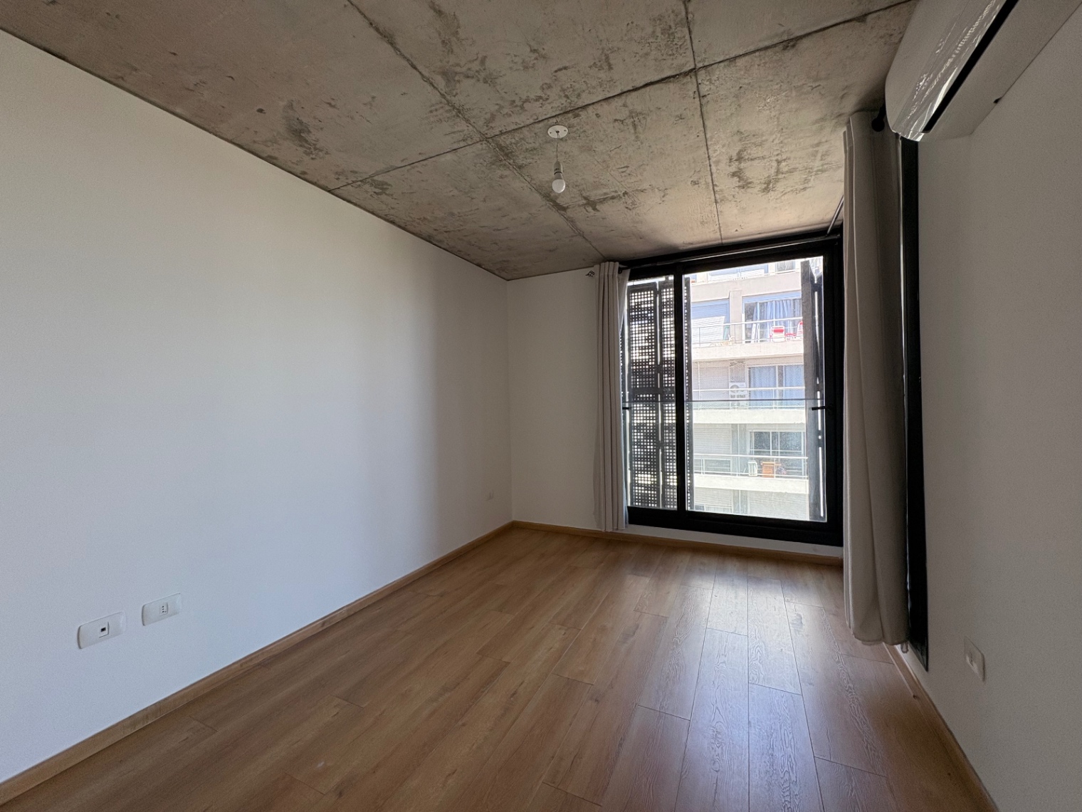 ALQUILER APARTAMENTO 1 DORMITORIO Y TERRAZA EN CENTRO PROXIMO A RAMBLA · Foto 1