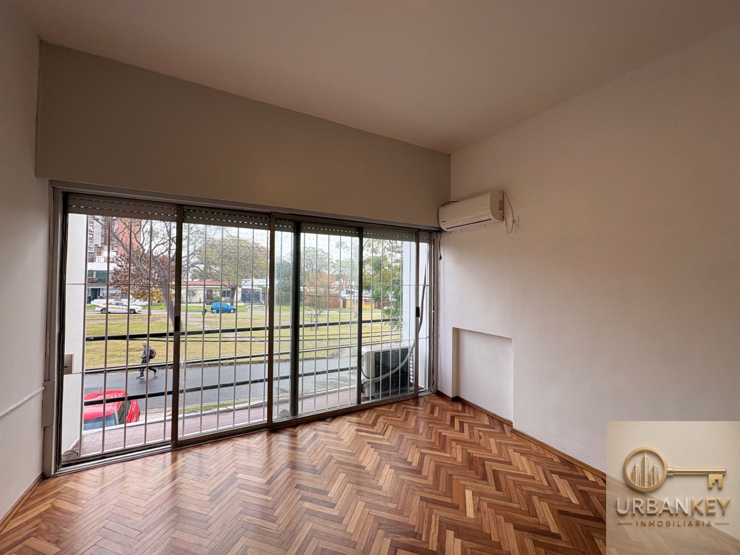 ALQUILER DUPLEX EN BRAZO ORIENTAL 2 DORMITORIOS JARDIN PATIO COCHERA
