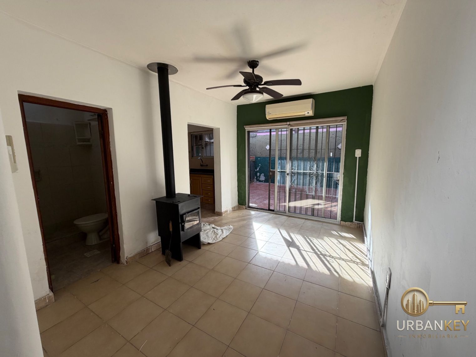 Alquiler casa de 2 dormitorios con patio y entrada para auto en Brazo Oriental