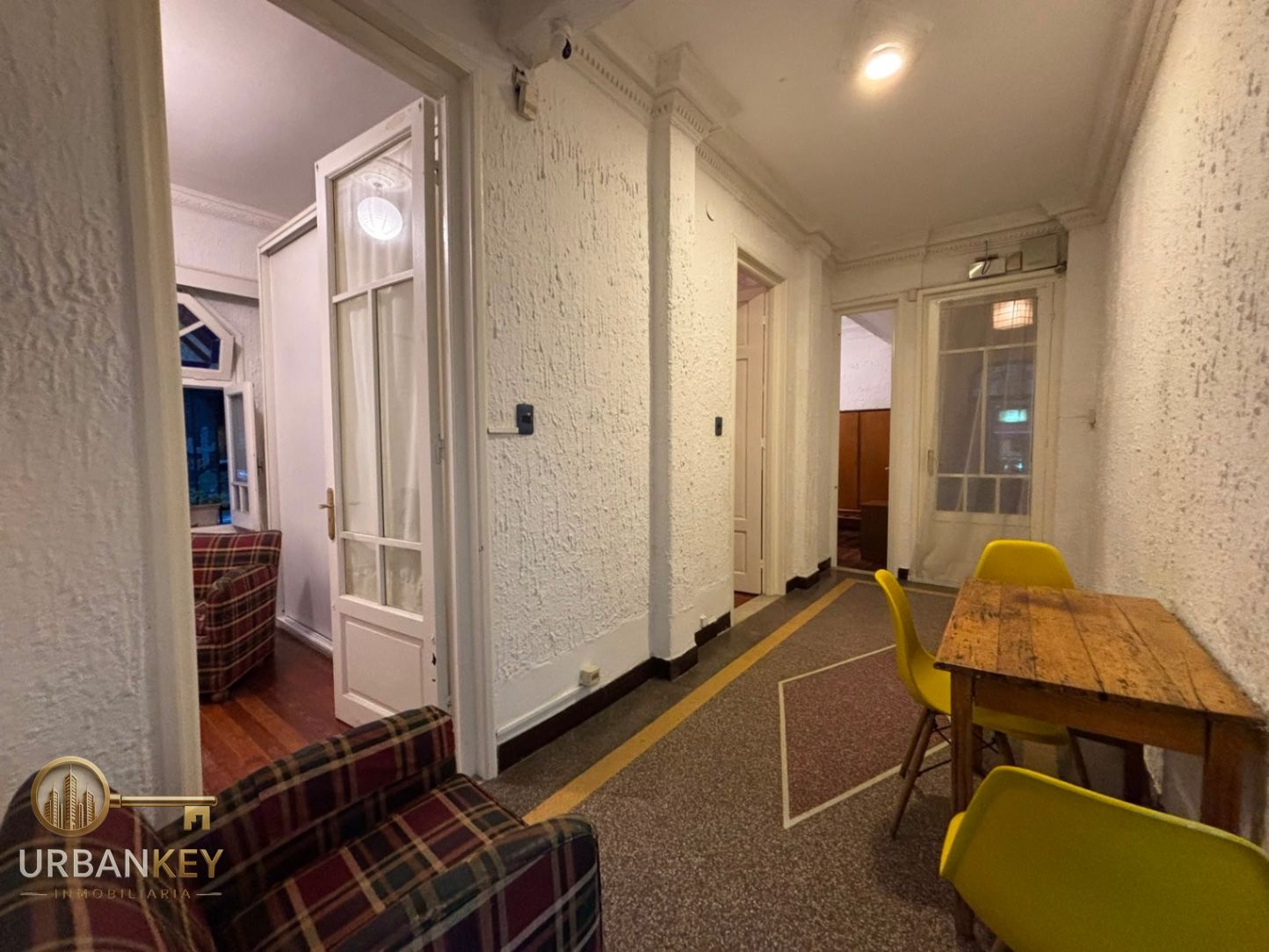 Venta de apartamento de 3 dormitorios con entrada independiente en Cordón Sur