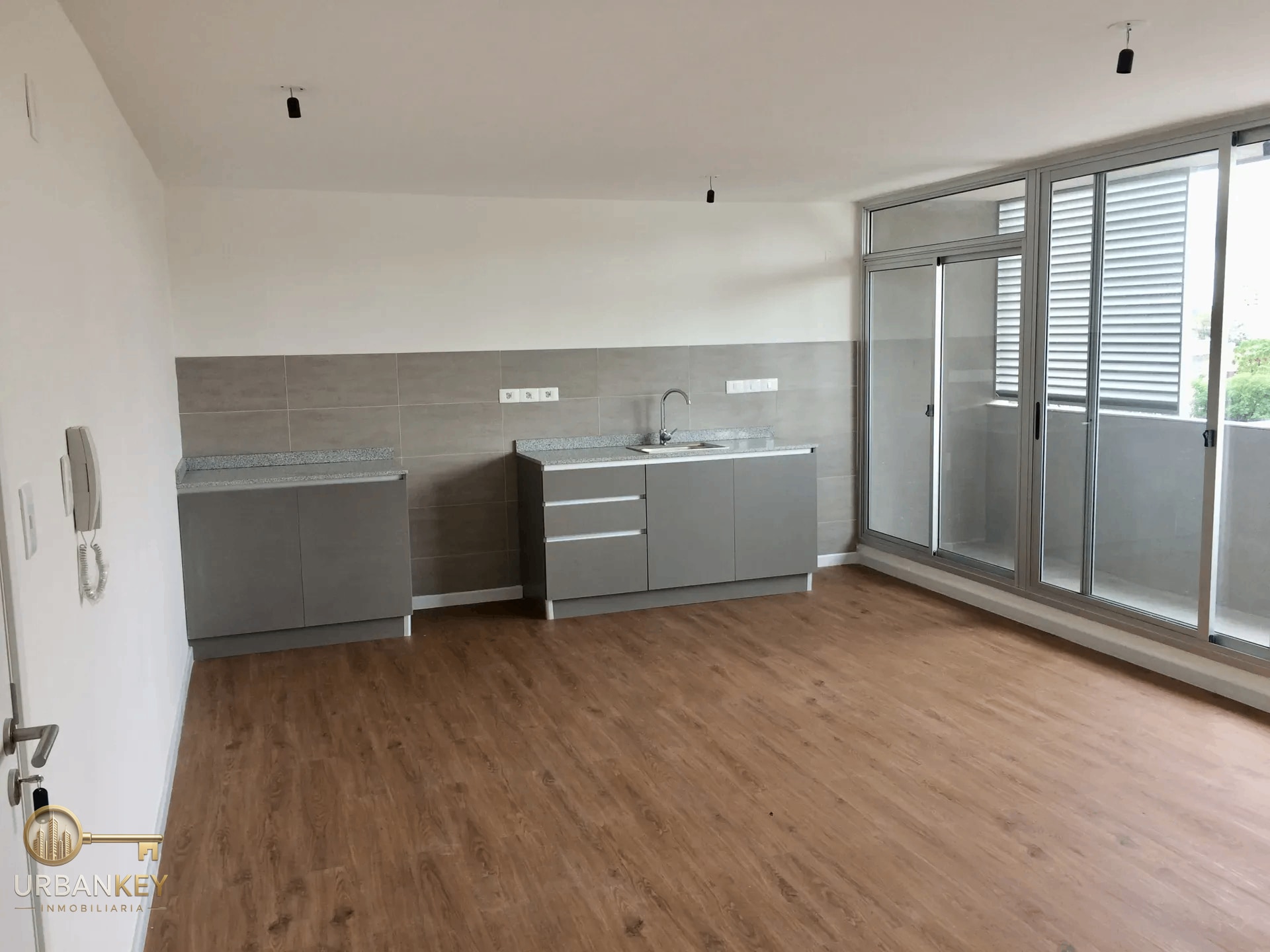 ALQUILER APARTAMENTO DE 2 DORMITORIOS CON COCHERA – BRAZO ORIENTAL