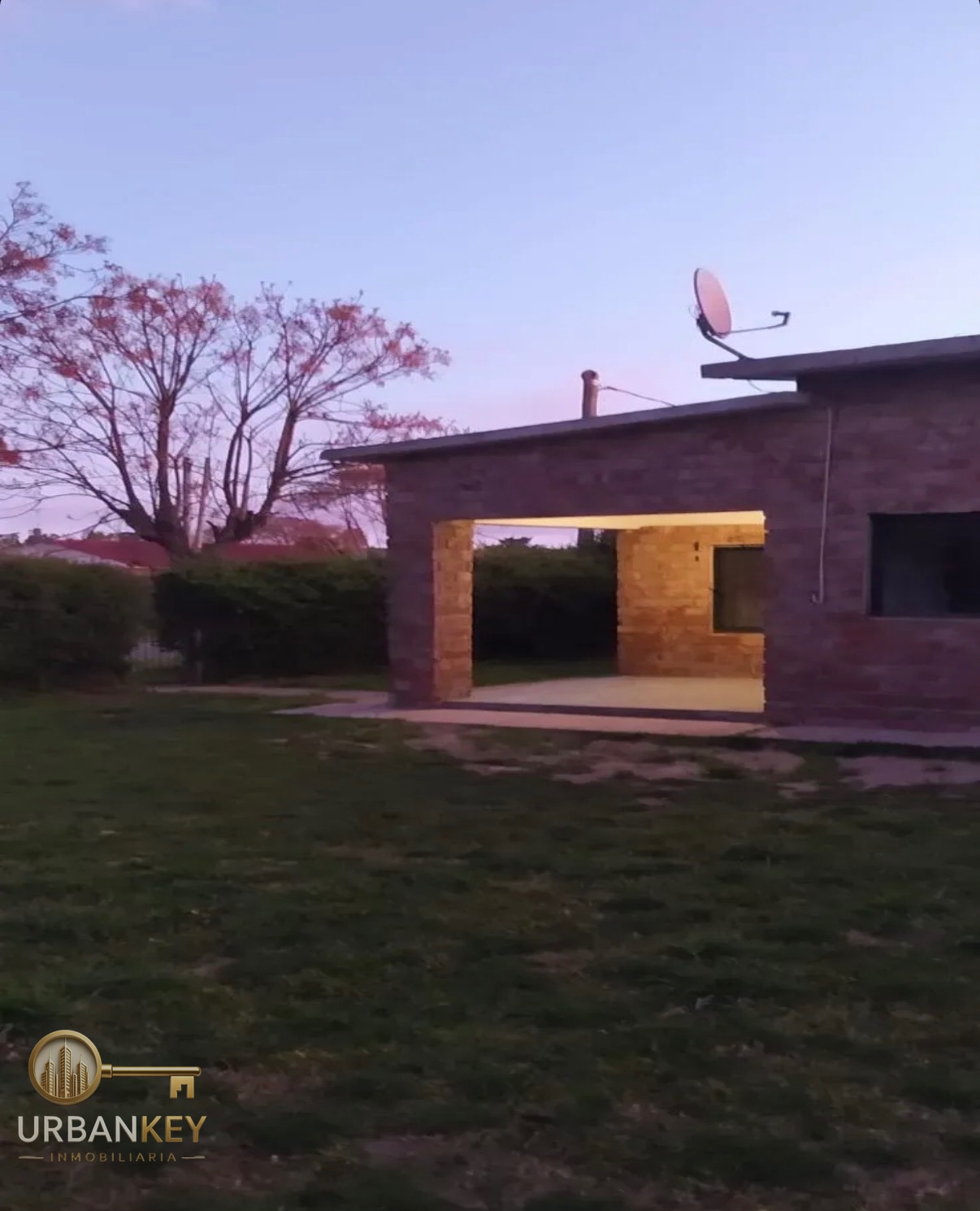 Alquiler casa 4 dormitorios, patio, parrillero + entrada para vehiculos Lagomar