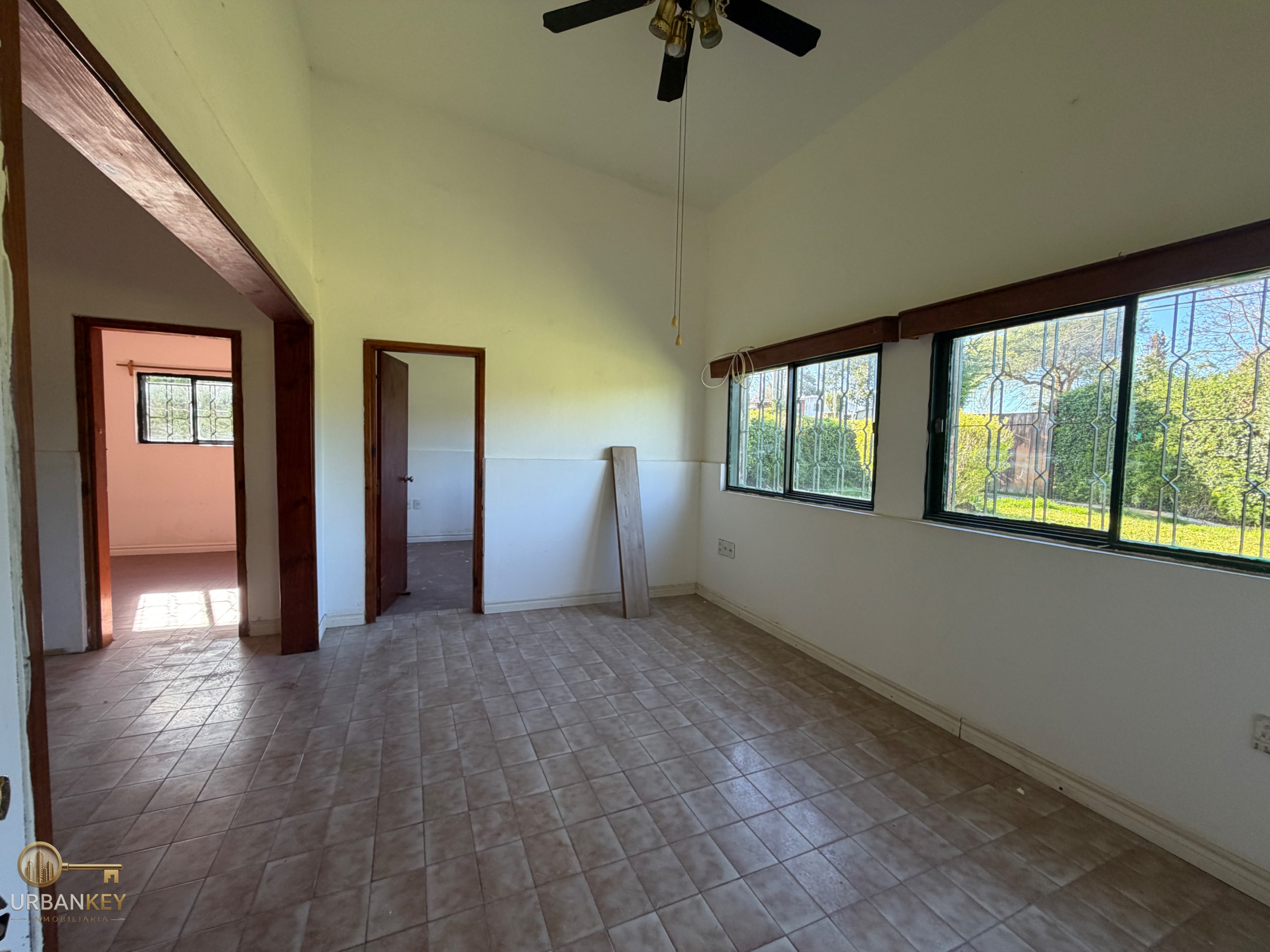 Alquiler casa 4 dormitorios, patio, parrillero + entrada para vehiculos Lagomar