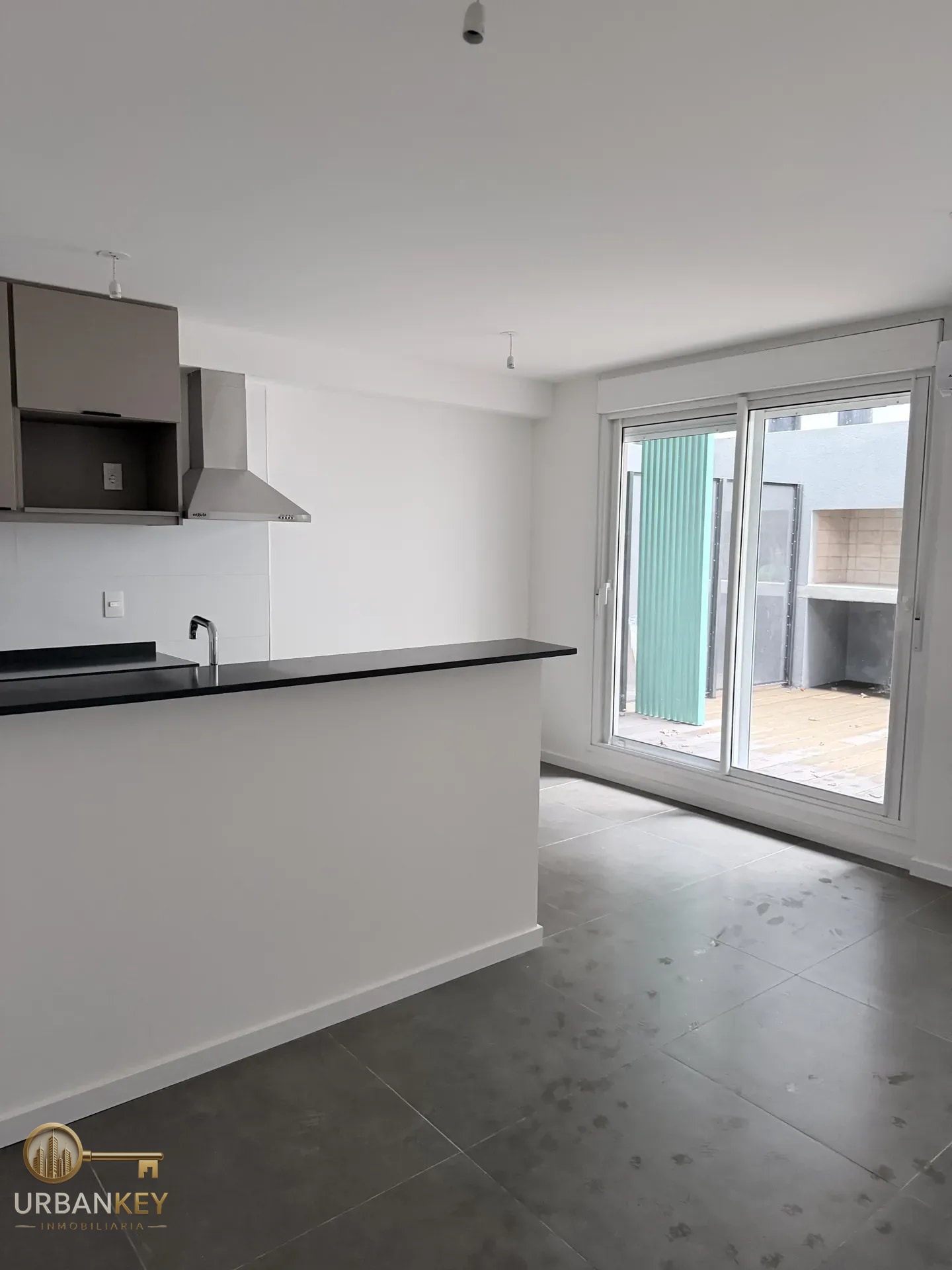 ALQUILER PH 1 DORMITORIO CON PATIO, PARRILLERO PISCINA Y GARAJE PUNTA CARRETAS · Foto 2