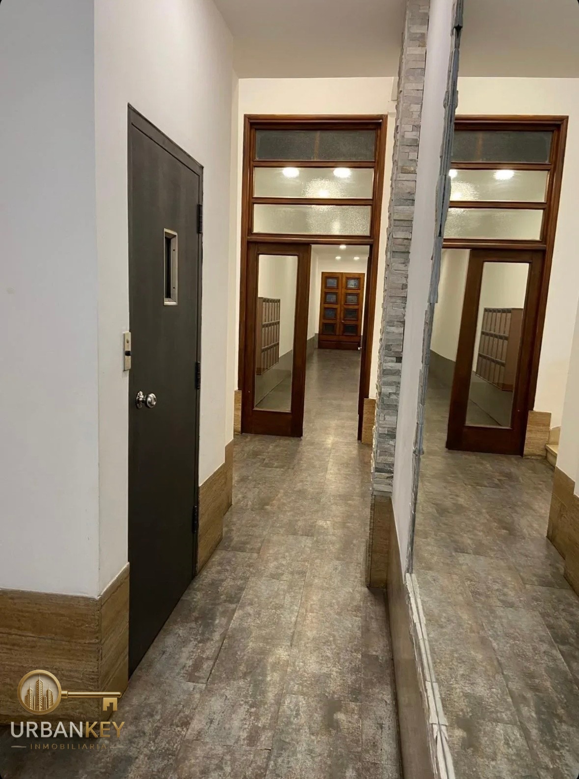 Alquiler de Apartamento de 3 Dormitorios con Balcón en Centro · Foto 1