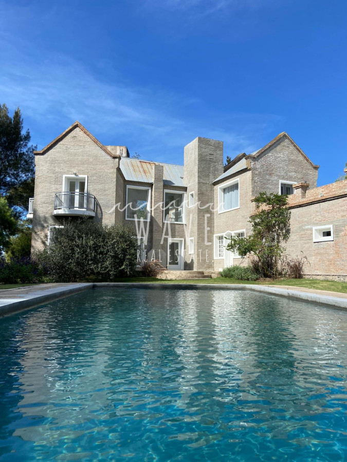 Alquiler de verano, Casa de 6 dormitorios en Balneario Buenos Aires, con piscina