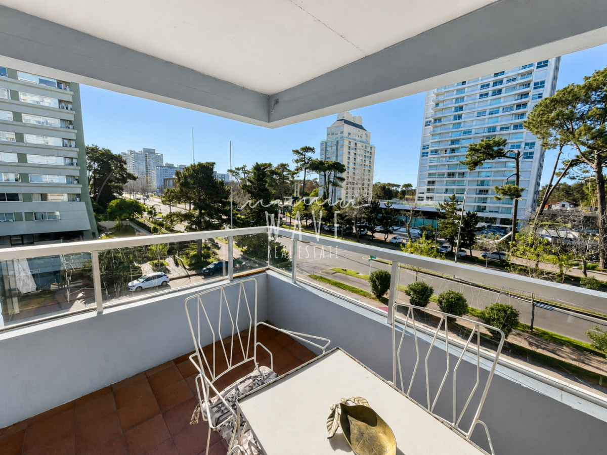 Apartamento esquinero, luminoso y equipado sobre Roosevelt. 2 dormitorios, 2 baños