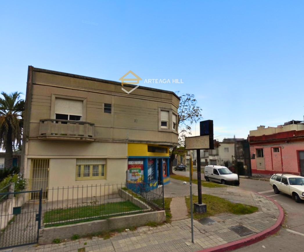 Venta | Casa en Esquina de 3 Dormitorios con Patio, Fondo y Parrillero – Cochera y Doble Acceso | Ideal Vivienda o Inversión en Av. Serrato