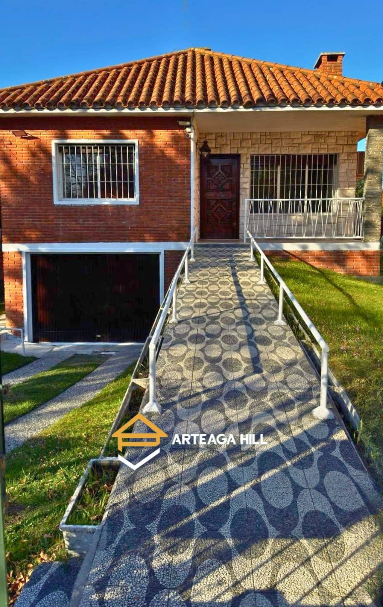 ALQUILER | Casa Comercial En Carrasco | 679 m² De Terreno | Gran Garaje | Excelente Ubicación Para Empresas| Amplios Espacios, Seguridad y Gran Potencial