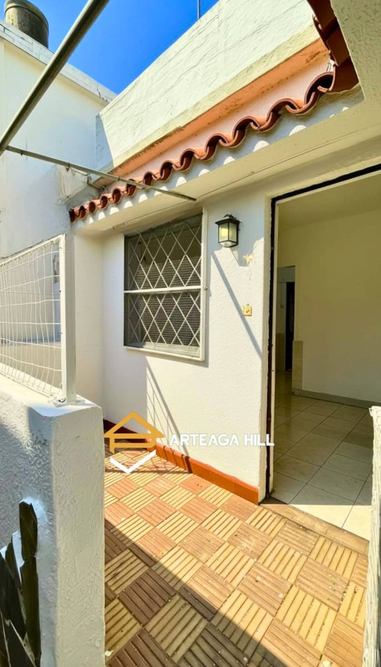 ALQUILER | Apartamento en Planta Baja con 2 Amplios Dormitorios, Patio al Frente y Fondo, Sin Gastos Comunes y Máxima Seguridad