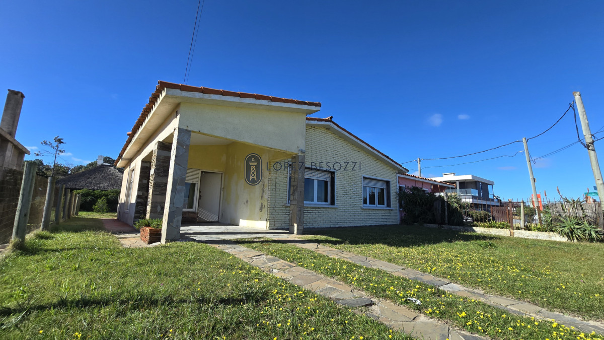 Casa Venta de 3 Dormitorios 2 Baños, Frente Al Mar en Los Angeles, Piriapolis - CAMPANERO