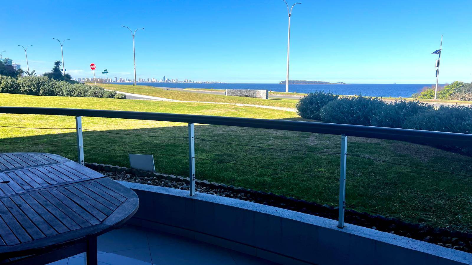 Apartamento en alquiler anual primera linea mansa
