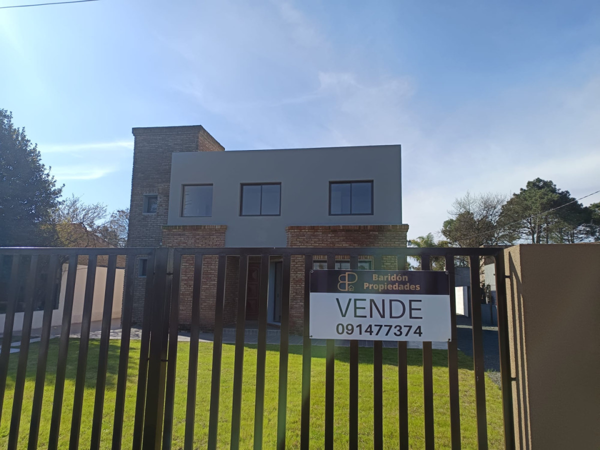 Venta Casa a Estrenar 5 Dormitorios Lomas de Solymar parrillero