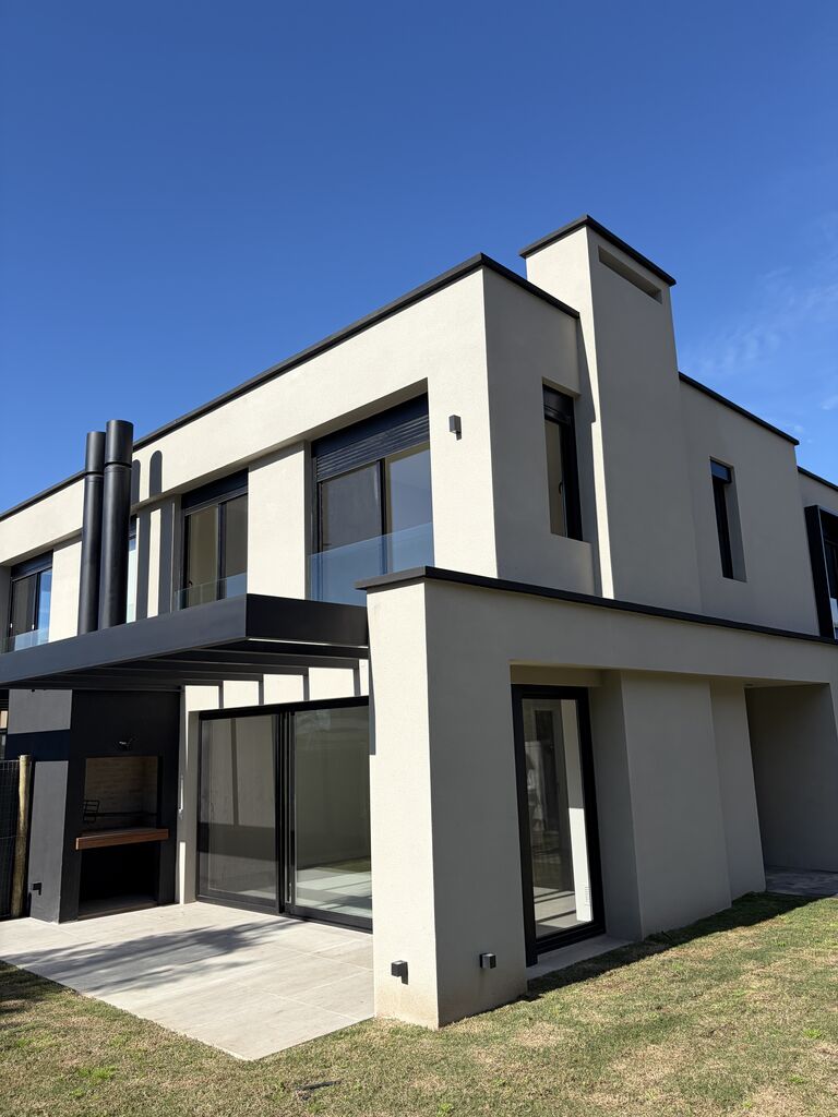 Divina casa en alquiler en Barrio Parques II