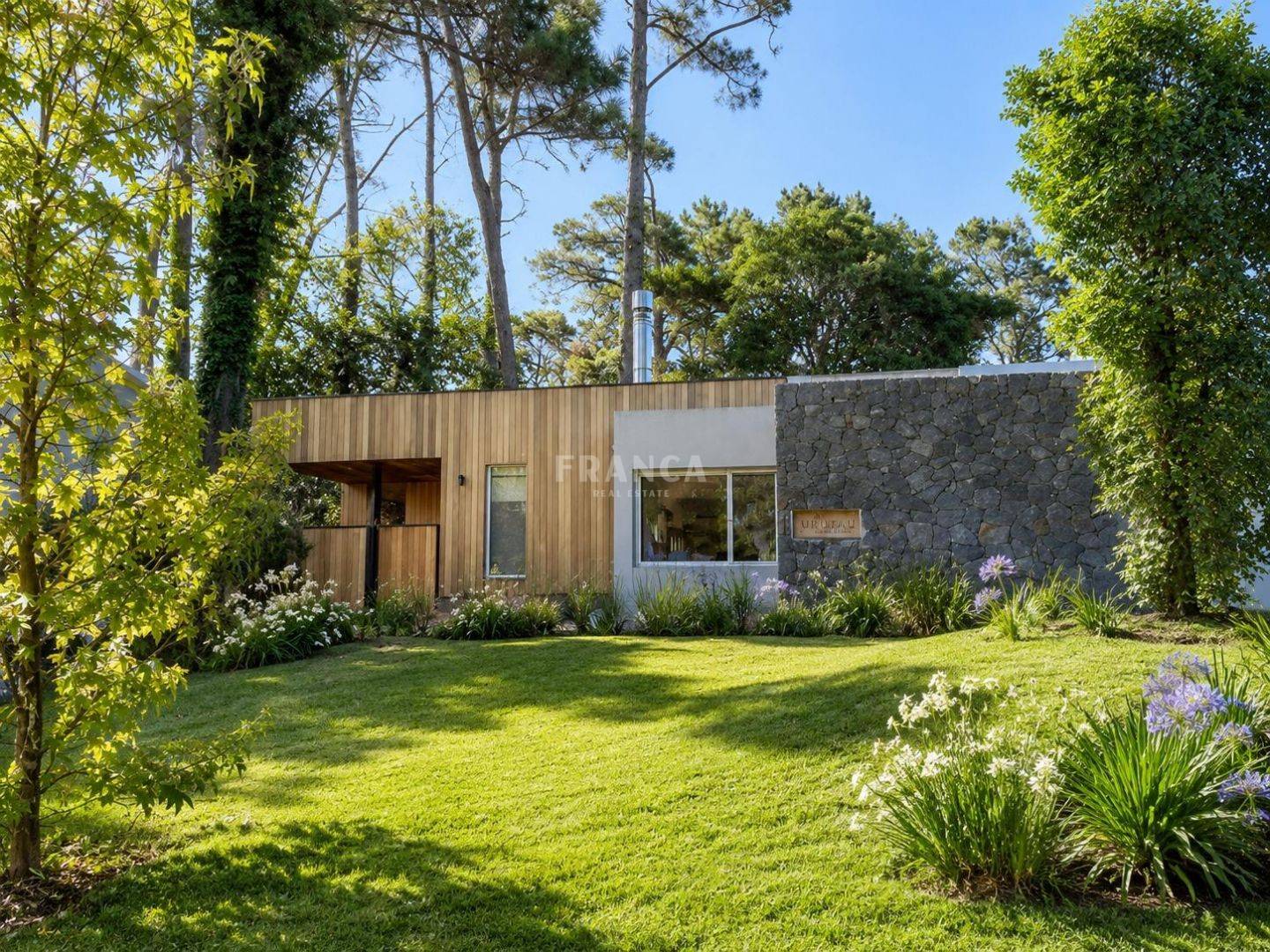 Casa moderna rodeada de bosque, cerca del mar