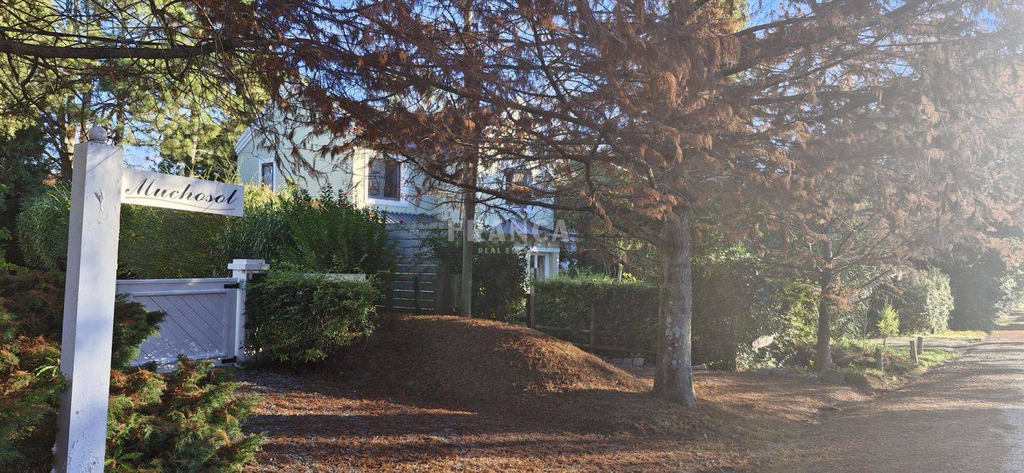 Casa en alquiler de 4 dormitorios en zona residencial de La Barra