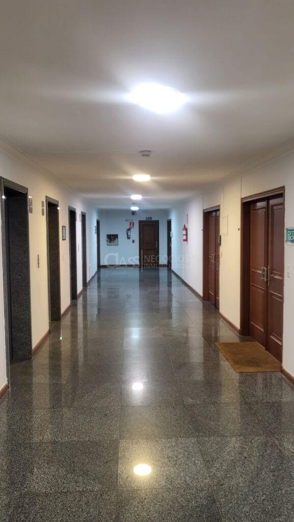 Se alquila gran oficina en Plaza Independencia
