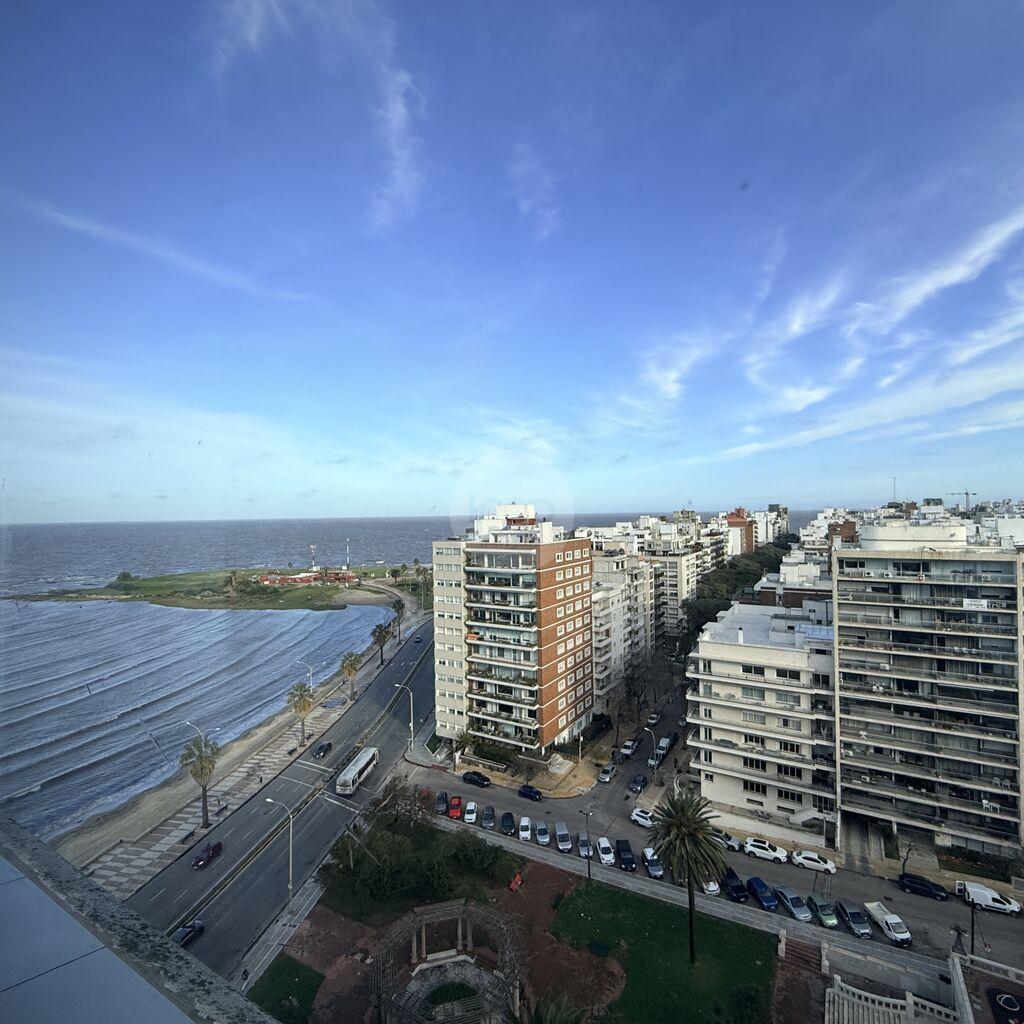 Alquiler Monoambiente en Pocitos con vista al mar frente a Plaza Gomensoro