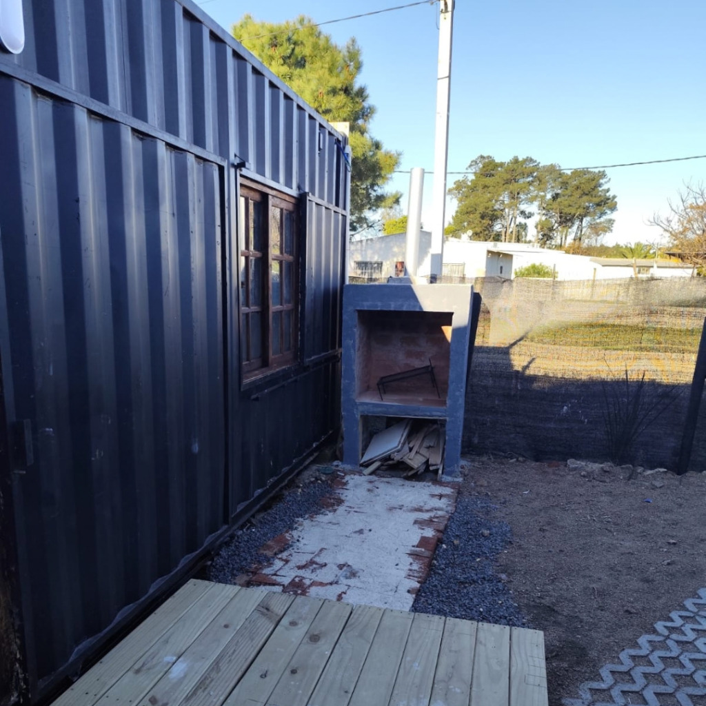 Alquiler en El Pinar un dormitorio con deck  parrillero y patio techado · Foto 2