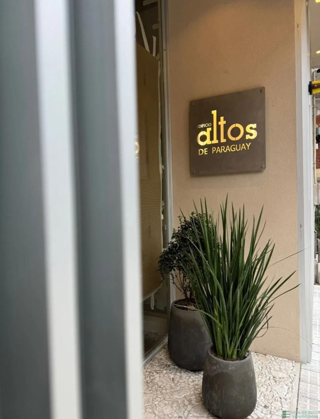 Apartamento en venta con alquiler, contrato vigente y c/ cochera y en Centro