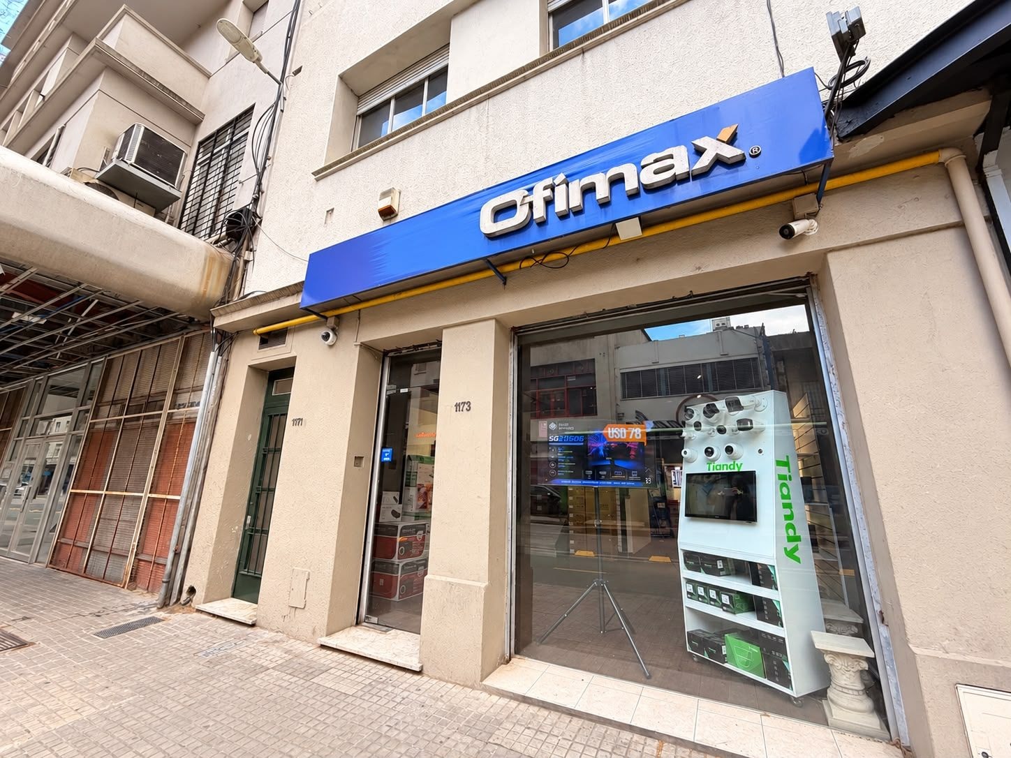 Local comercial en alquiler en Centro – amplio salón, oficinas y depósitos